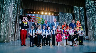 Депутаты ЗС участвуют в акции "Соберем ребенка в школу"